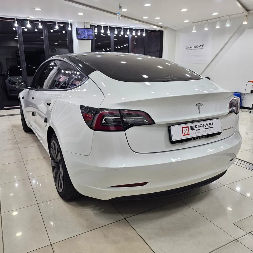 Tesla Model 3 カーラッピング事例：保険再施工の費用と仕上がり 施工写真 2-2
