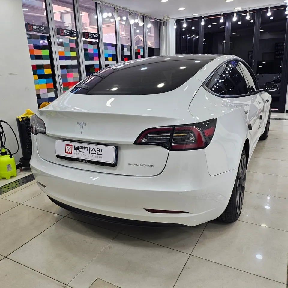 Tesla Model 3 カーラッピング事例：保険再施工の費用と仕上がり 施工写真 3-2