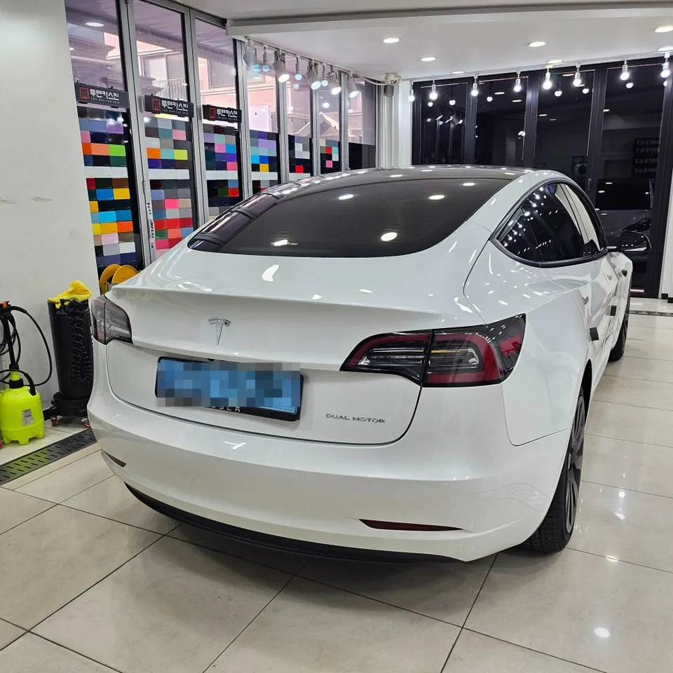 Tesla Model 3 カーラッピング事例：保険再施工の費用と仕上がり 施工写真 1-3