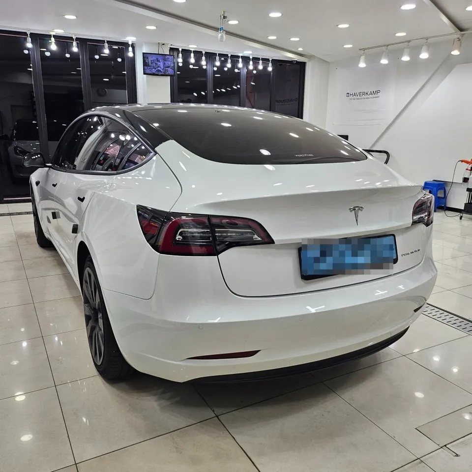 Tesla Model 3 カーラッピング事例：保険再施工の費用と仕上がり 施工写真 2-3