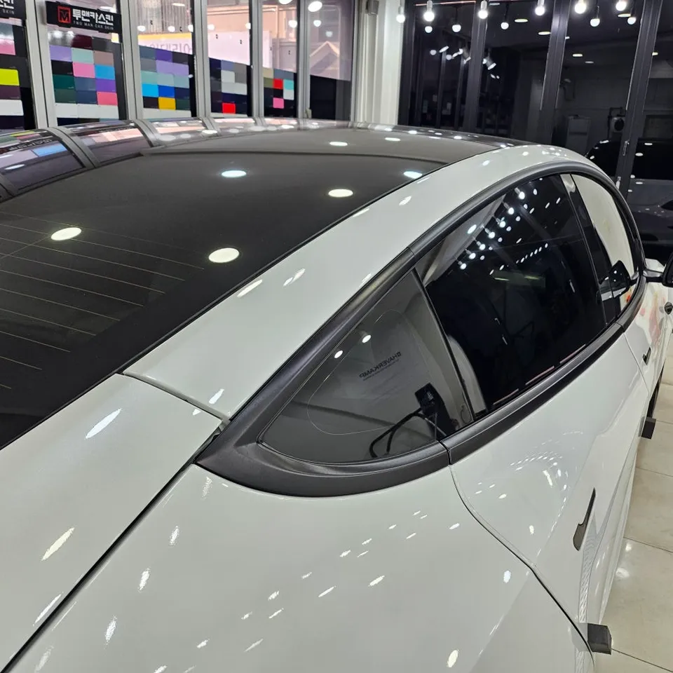 Tesla Model 3 カーラッピング事例：保険再施工の費用と仕上がり 施工写真 3-3