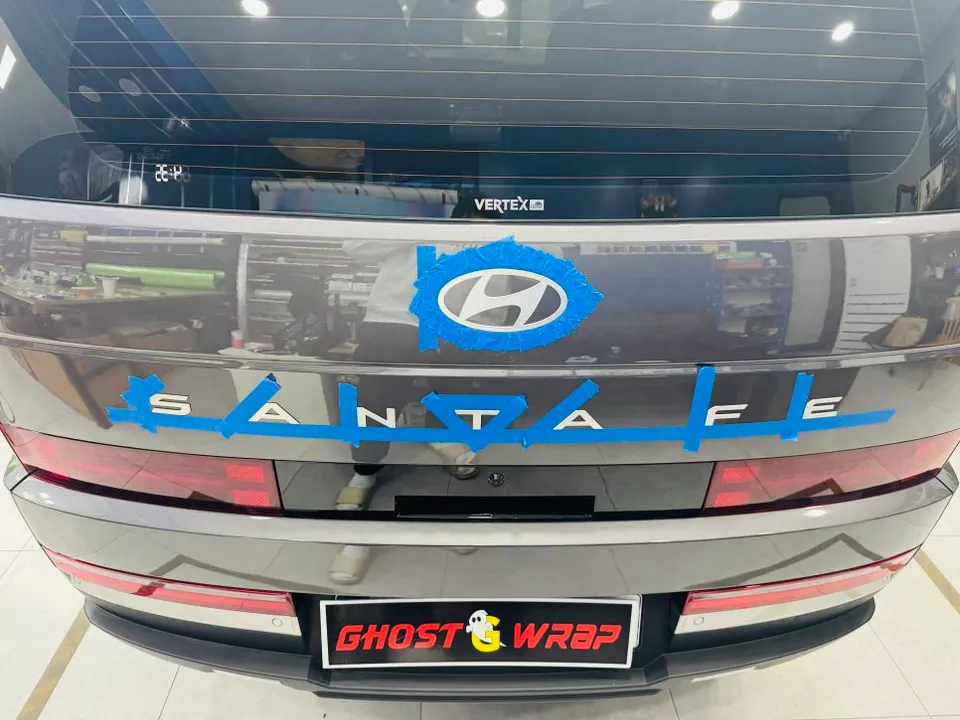 Hyundai Santa Feのカーラッピング事例｜ブラックエンブレム 施工写真 2-1