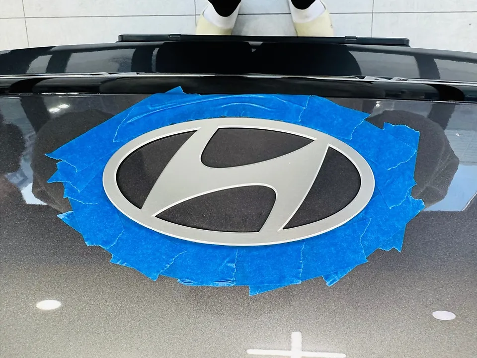 Hyundai Santa Feのカーラッピング事例｜ブラックエンブレム 施工写真 3-1