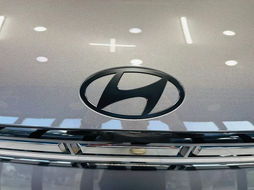 Hyundai Santa Feのカーラッピング事例｜ブラックエンブレム 施工写真 1-2