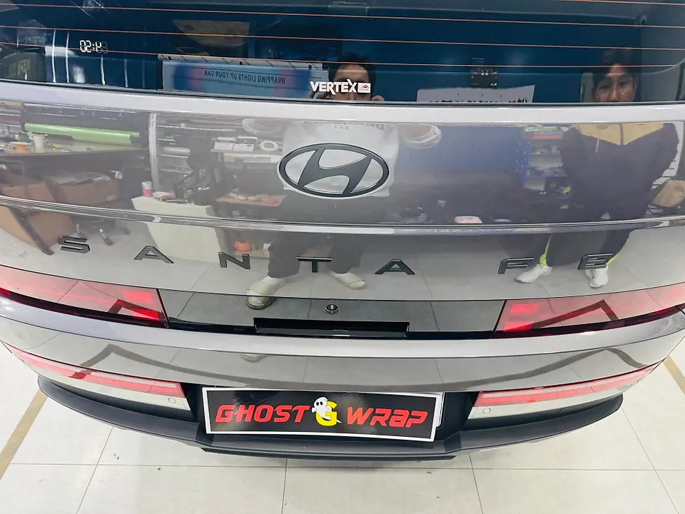Hyundai Santa Feのカーラッピング事例｜ブラックエンブレム 施工写真 2-2