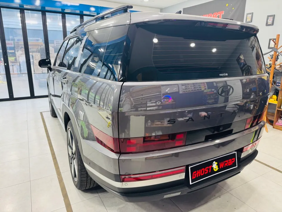 Hyundai Santa Feのカーラッピング事例｜ブラックエンブレム 施工写真 3-2