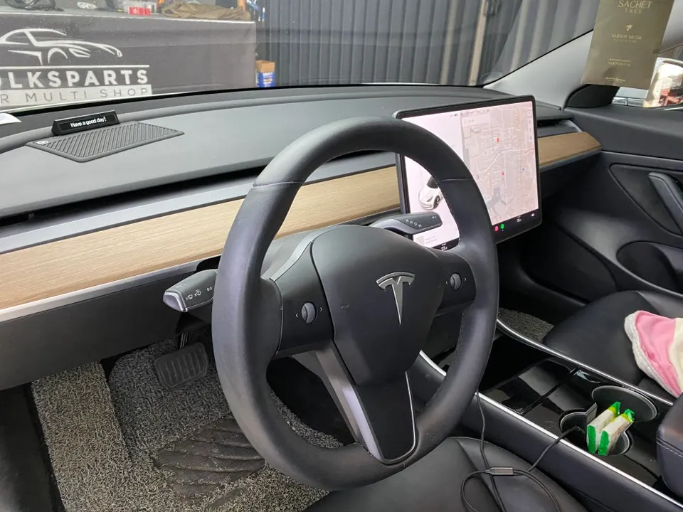 Tesla Model 3 steering wheel - Tesla Model 3 Yoke Steering Wheel Customization Review photo 3