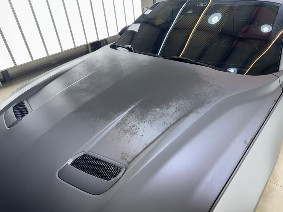 Ford Mustang Convertibleのカーラッピング事例|費用目安・仕上がり 施工写真 1-2