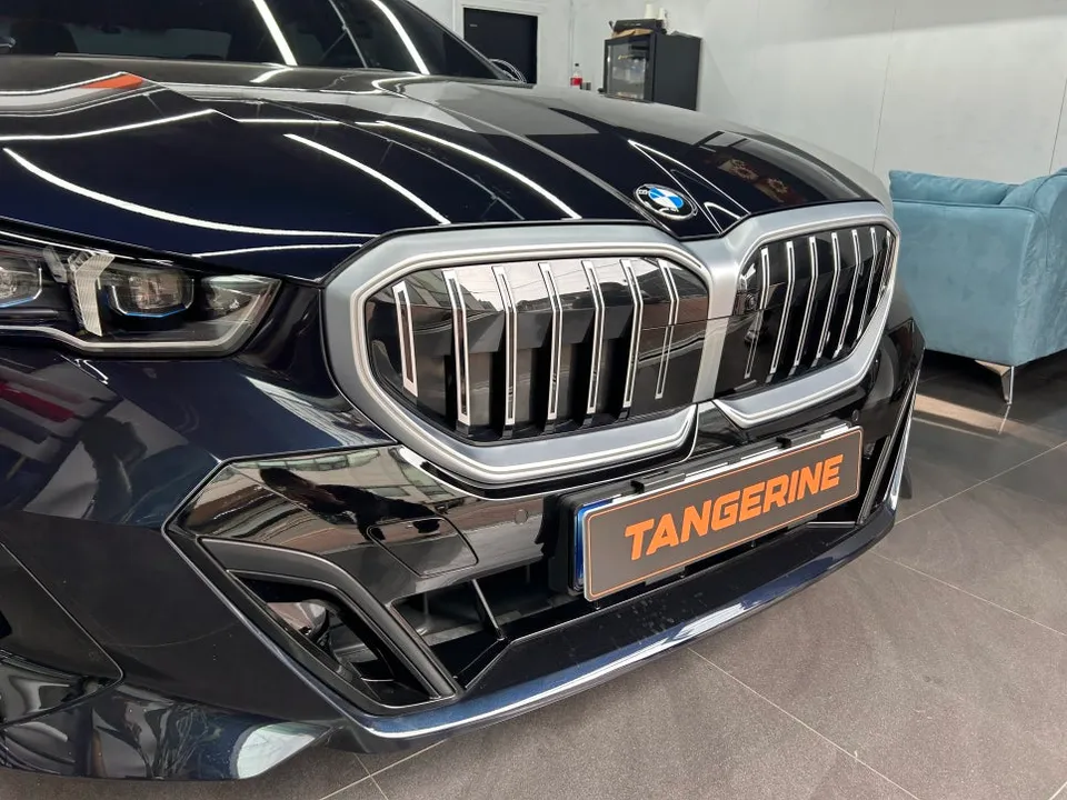 BMW 5 Series G60 カーラッピング事例：費用目安と仕上がり 施工写真 2-1