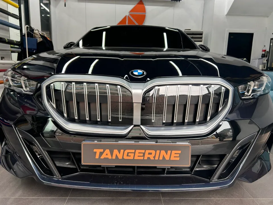BMW 5 Series G60 カーラッピング事例：費用目安と仕上がり 施工写真 3-1