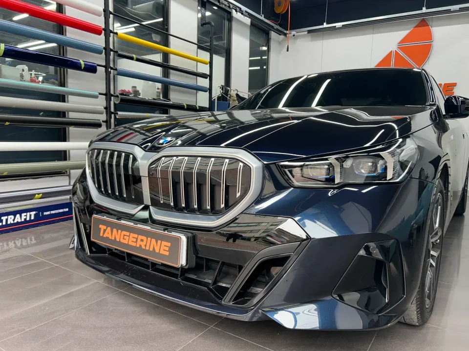 BMW 5 Series G60 カーラッピング事例：費用目安と仕上がり 施工写真 1-2