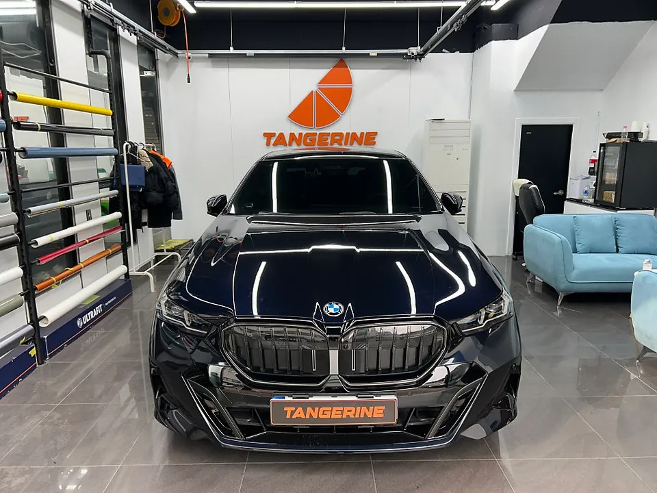 BMW 5 Series G60 カーラッピング事例：費用目安と仕上がり 施工写真 2-2