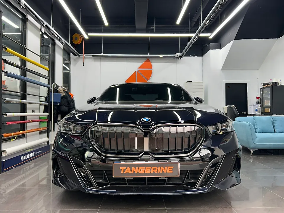BMW 5 Series G60 カーラッピング事例：費用目安と仕上がり 施工写真 3-2