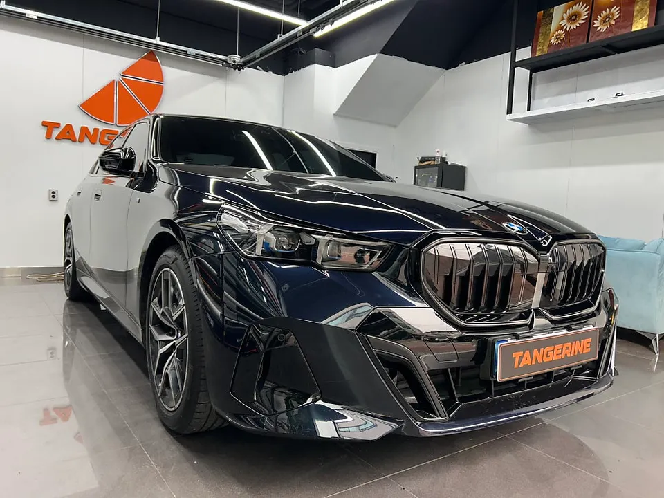 BMW 5 Series G60 カーラッピング事例：費用目安と仕上がり 施工写真 2-3