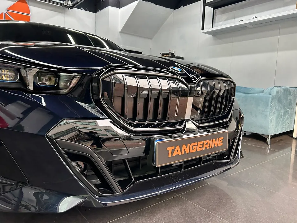 BMW 5 Series G60 カーラッピング事例：費用目安と仕上がり 施工写真 3-3