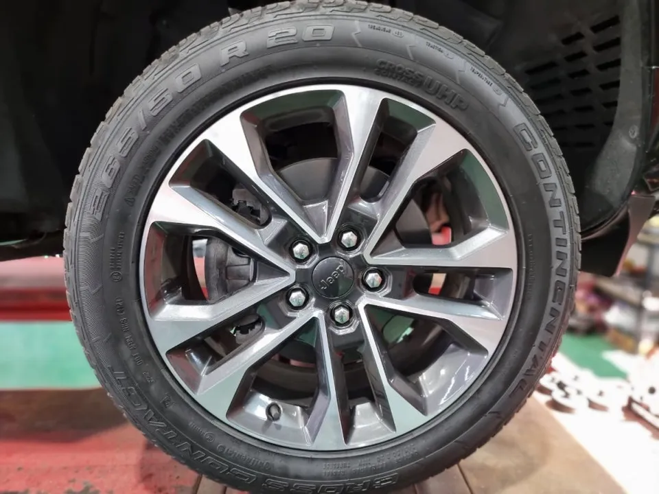 Jeep Grand Cherokeeのホイールリペア・塗装事例 施工写真 3-1