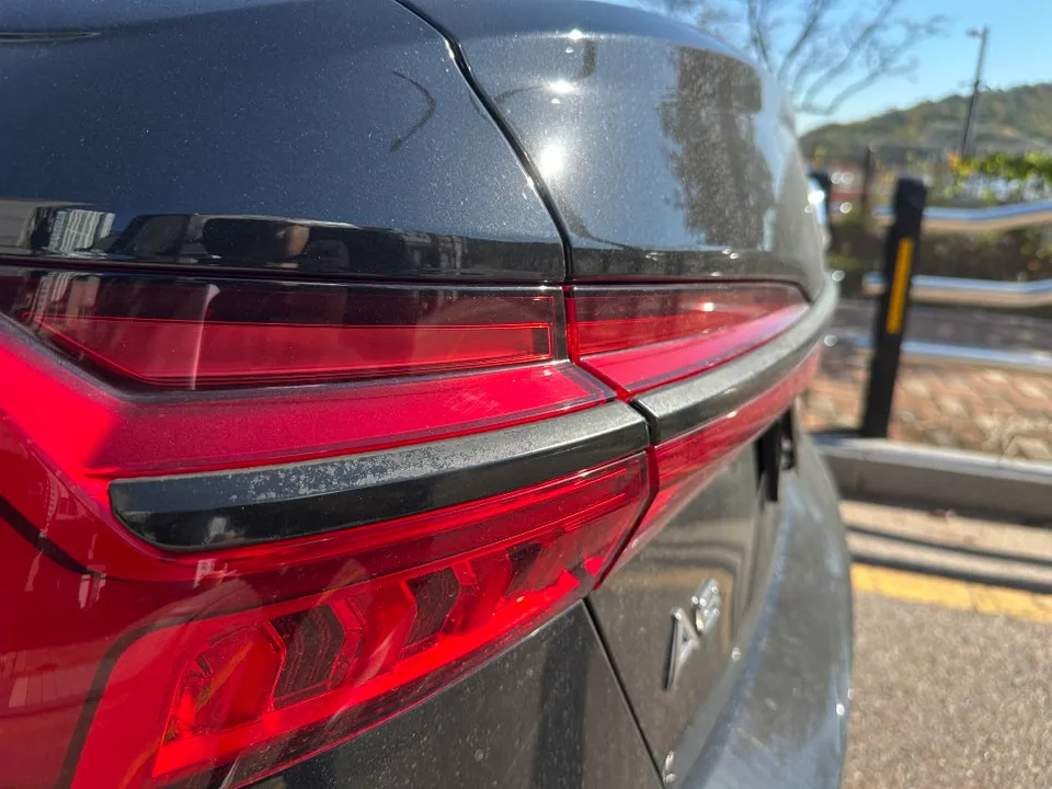 Audi A6のカーラッピング事例|クロームメッキの質感変化 施工写真 3-3