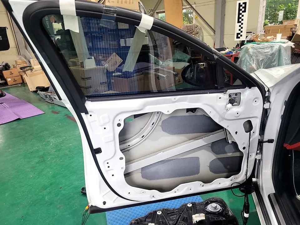 Genesis G80 oem options - Genesis G80 RG3 OEM Options Review: Soft Close Doors photo 3