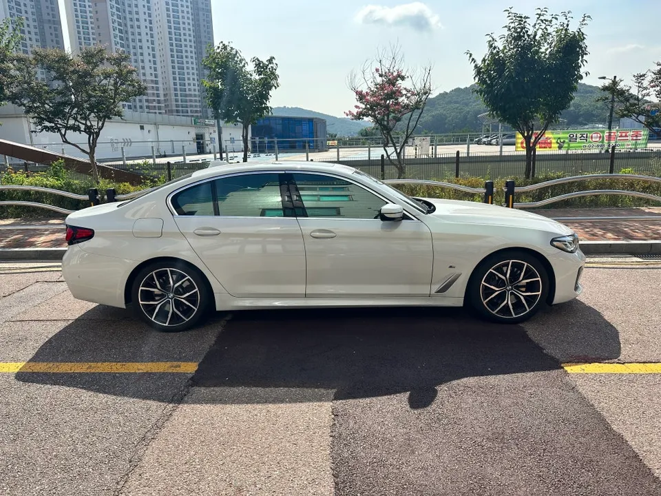 BMW 5 Series G30のカーラッピング事例:クロームをブラックに 施工写真 1-1