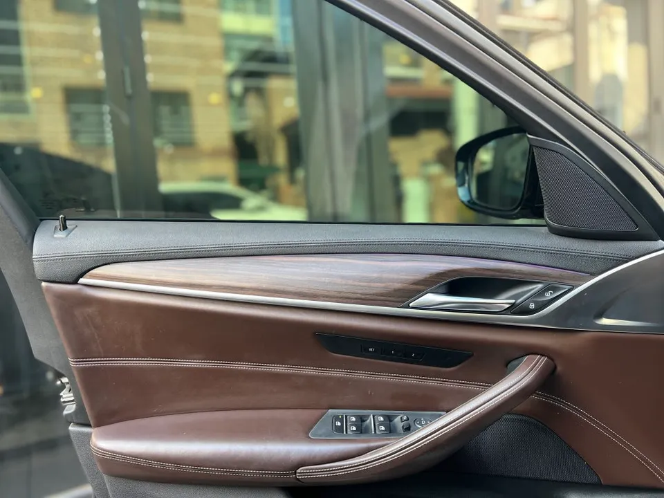 BMW 5 Series G30のカーラッピング事例:クロームをブラックに 施工写真 3-1