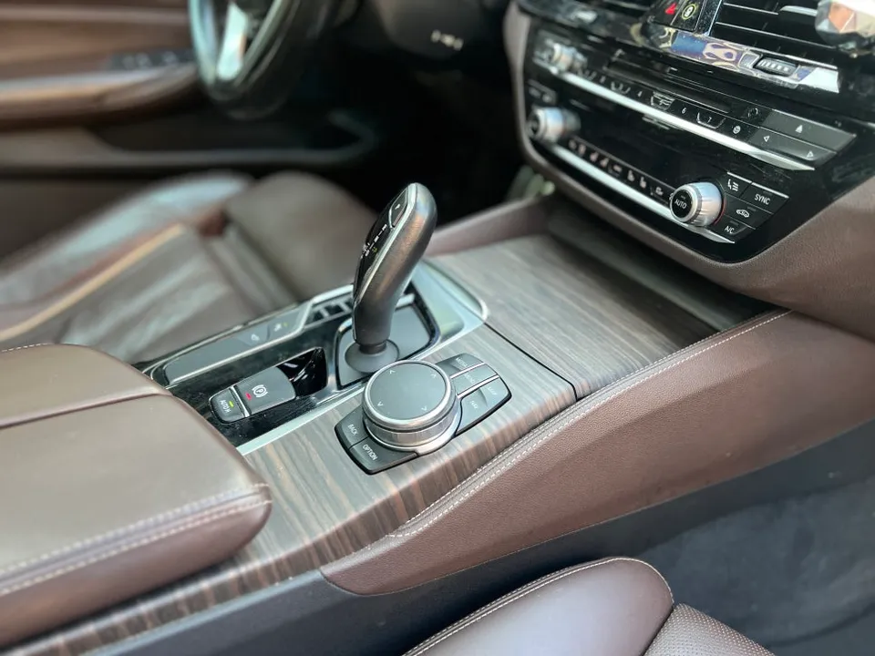 BMW 5 Series G30のカーラッピング事例:クロームをブラックに 施工写真 1-2