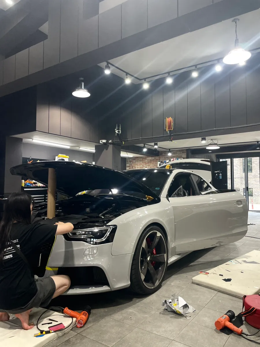 Audi RS5のカーラッピング事例|クレヨンカラーで個性を演出 施工写真 3-1