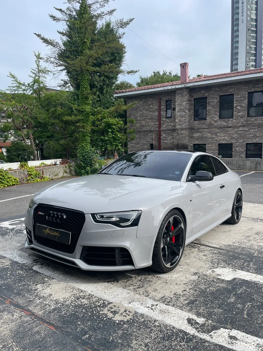 Audi RS5のカーラッピング事例|クレヨンカラーで個性を演出 施工写真 2-2