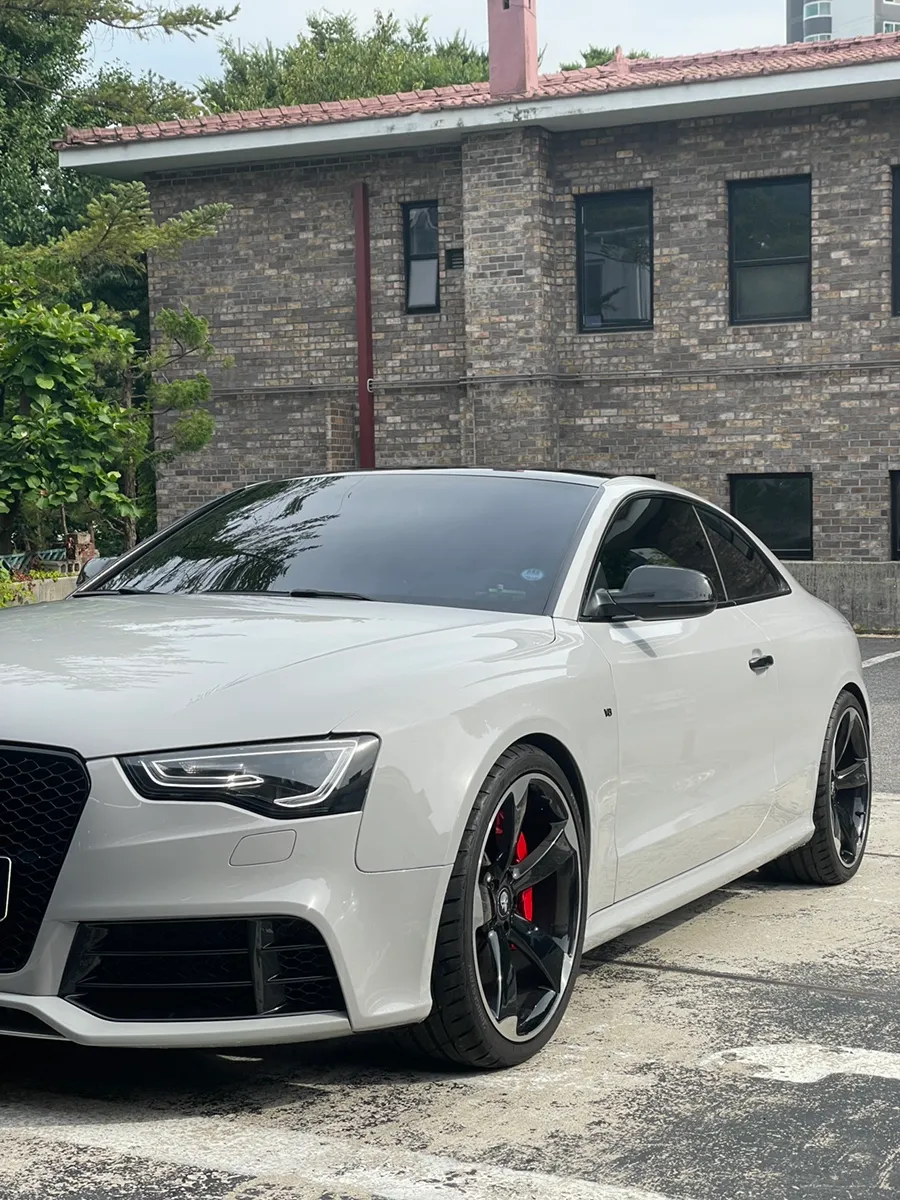 Audi RS5のカーラッピング事例|クレヨンカラーで個性を演出 施工写真 3-2
