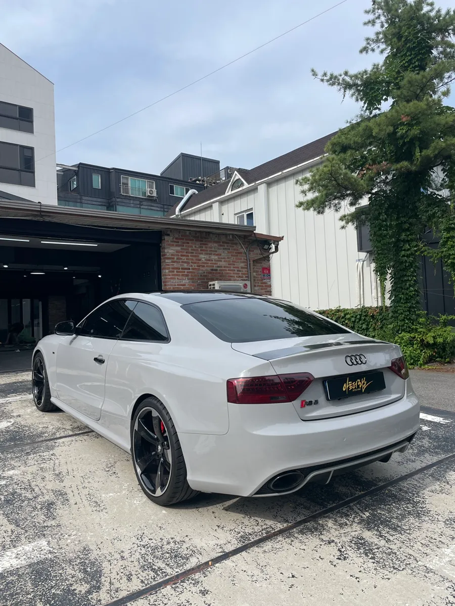 Audi RS5のカーラッピング事例|クレヨンカラーで個性を演出 施工写真 1-3