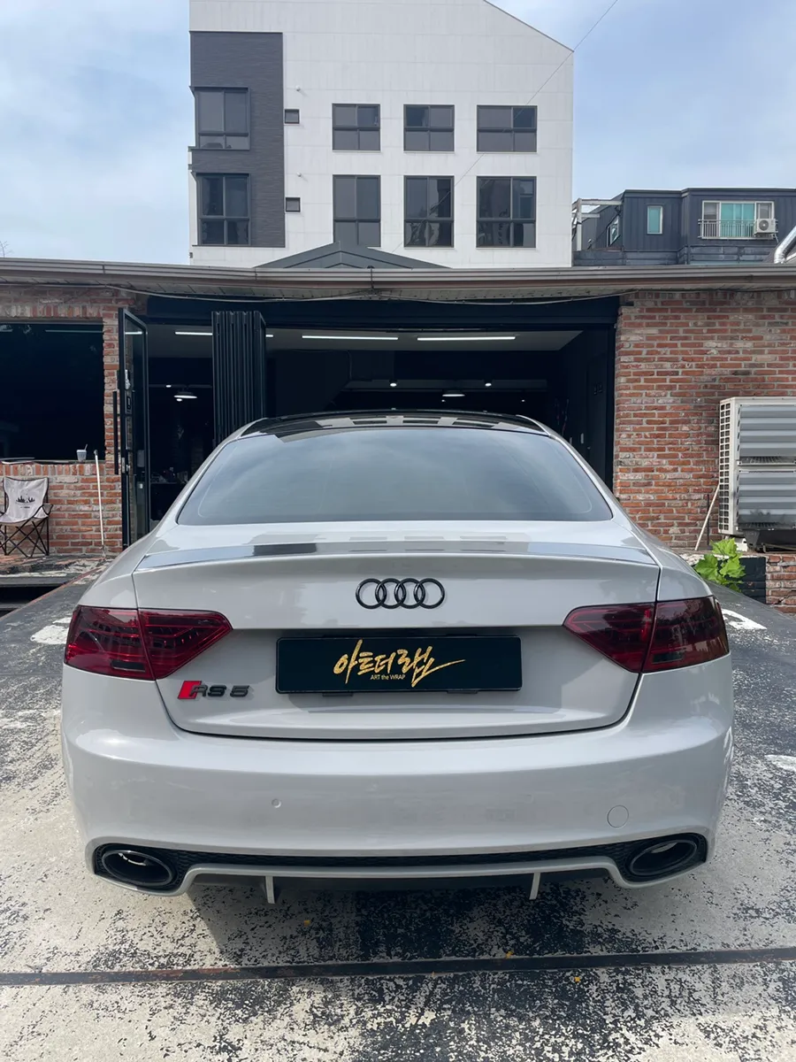Audi RS5のカーラッピング事例|クレヨンカラーで個性を演出 施工写真 2-3