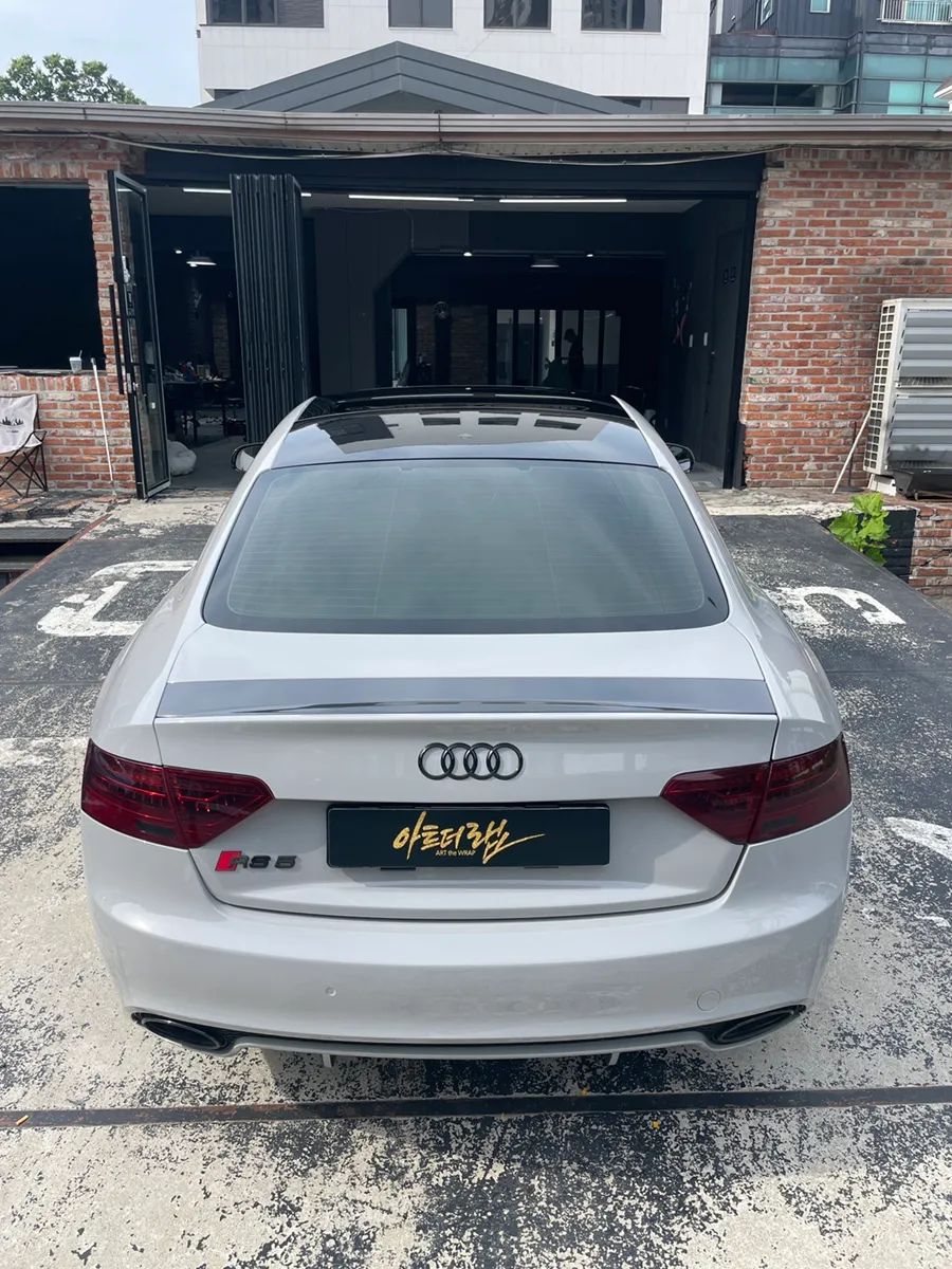 Audi RS5のカーラッピング事例|クレヨンカラーで個性を演出 施工写真 3-3