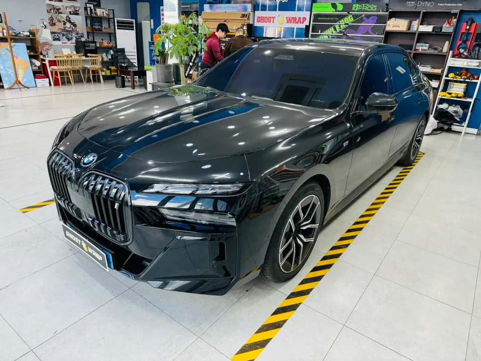 BMW i7のホイールラッピング事例|光沢ブラックのカスタム 施工写真 2-1
