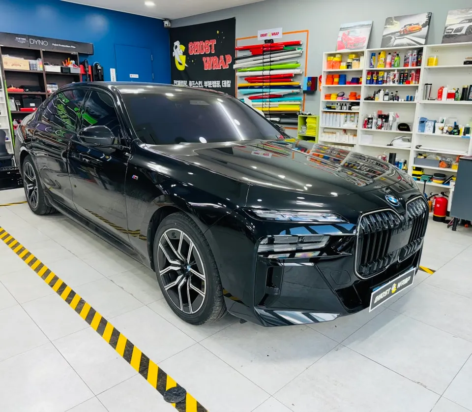 BMW i7のホイールラッピング事例|光沢ブラックのカスタム 施工写真 3-1
