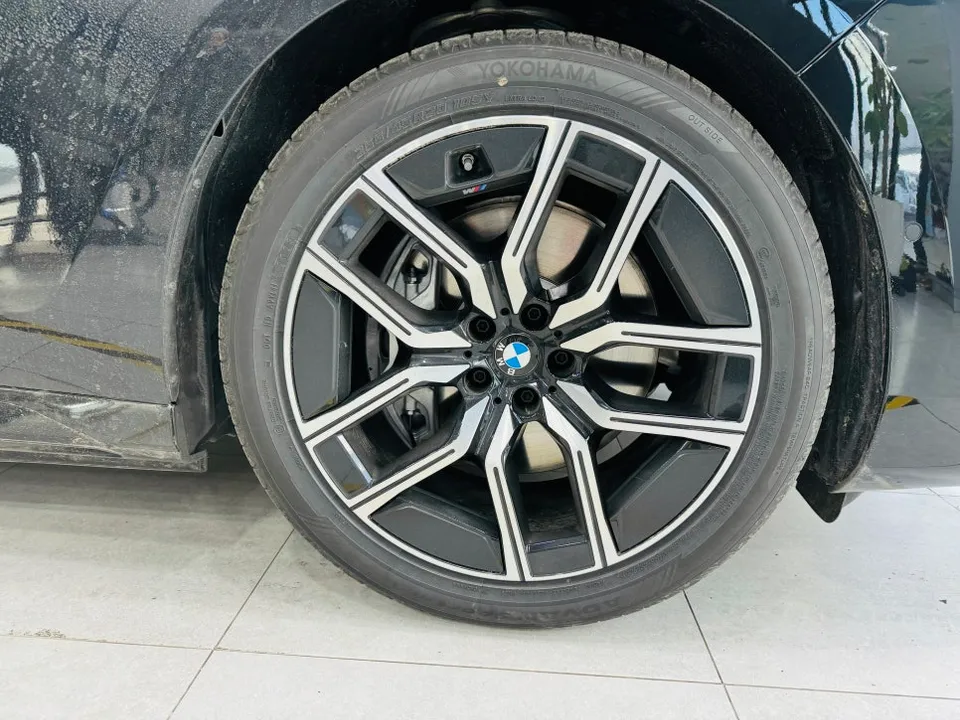 BMW i7のホイールラッピング事例|光沢ブラックのカスタム 施工写真 1-2