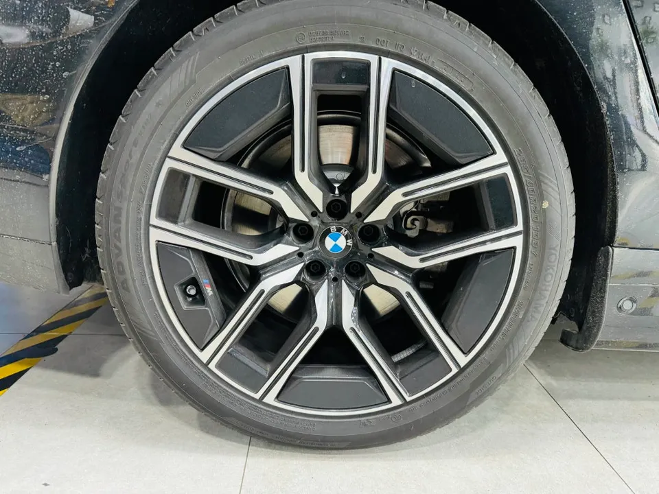 BMW i7のホイールラッピング事例|光沢ブラックのカスタム 施工写真 2-2