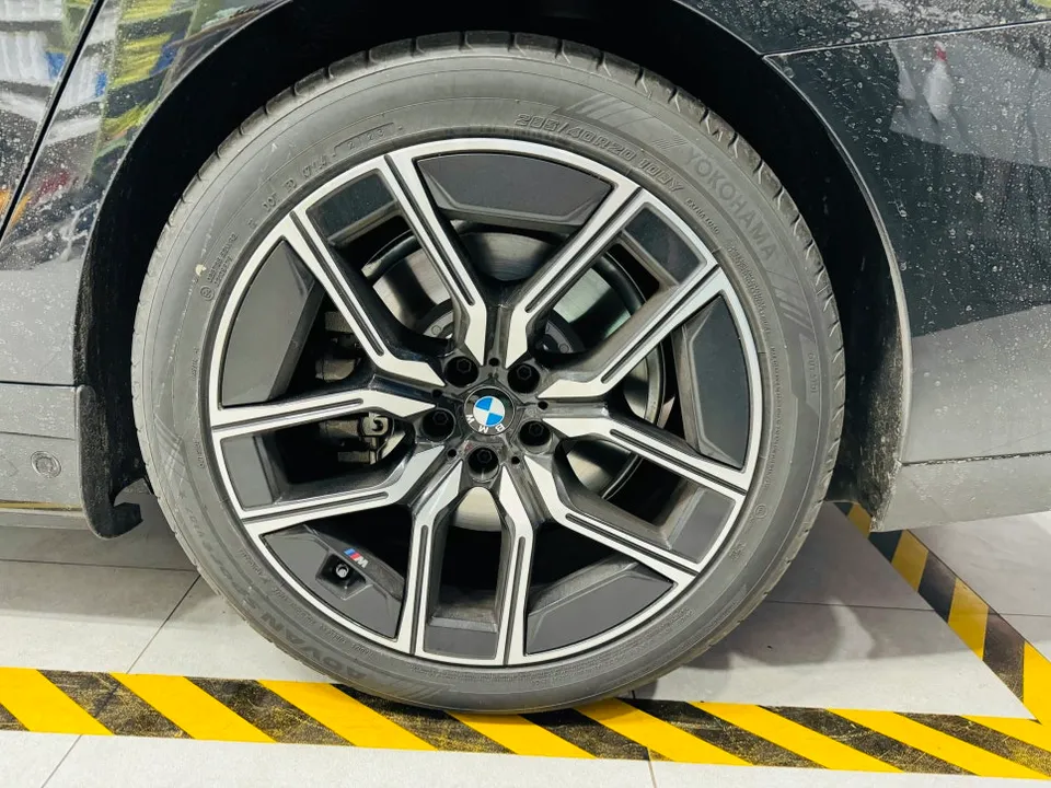 BMW i7のホイールラッピング事例|光沢ブラックのカスタム 施工写真 3-2