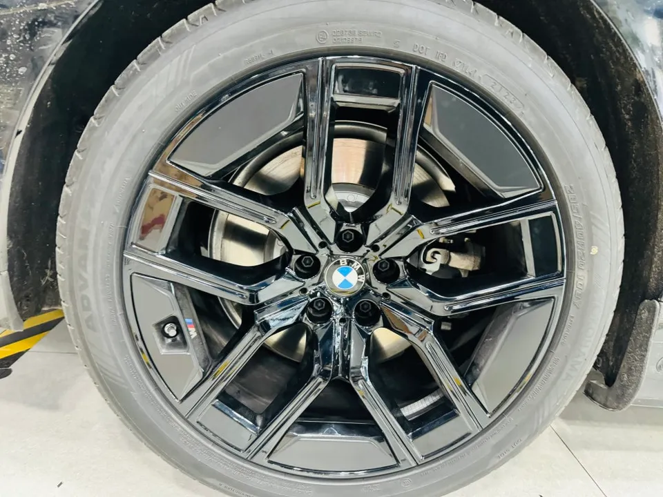 BMW i7のホイールラッピング事例|光沢ブラックのカスタム 施工写真 3-3
