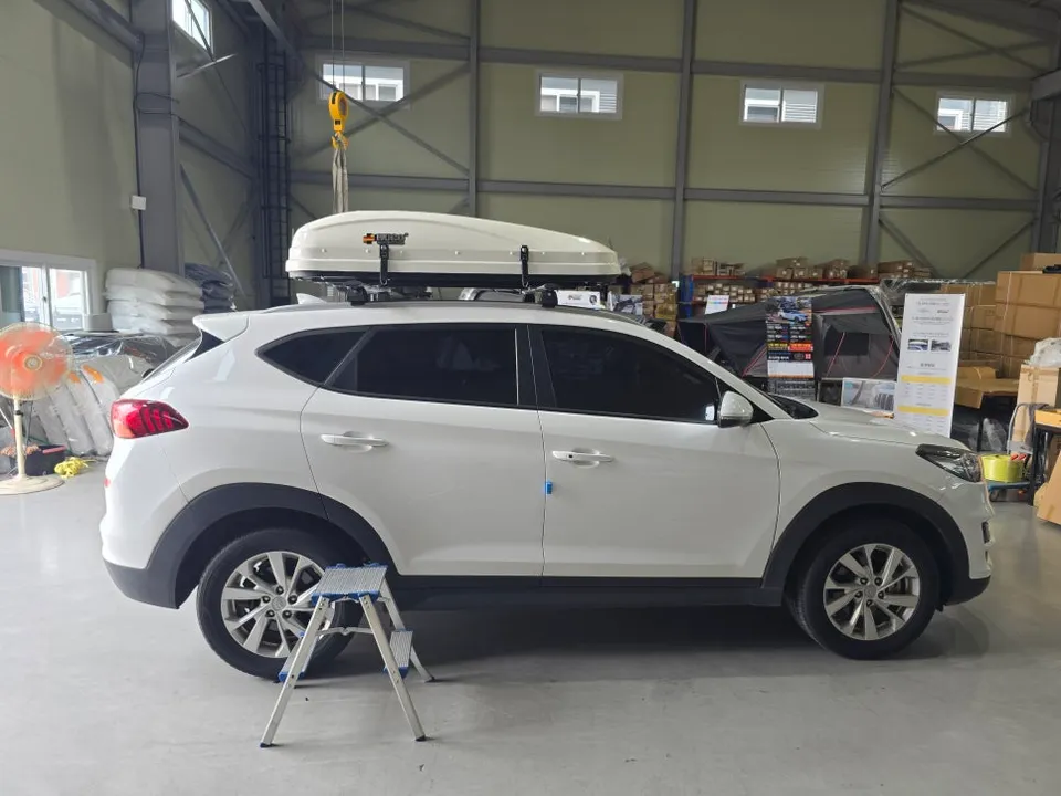Hyundai Tucsonのカーラッピング事例|費用目安・仕上がり 施工写真 1-3