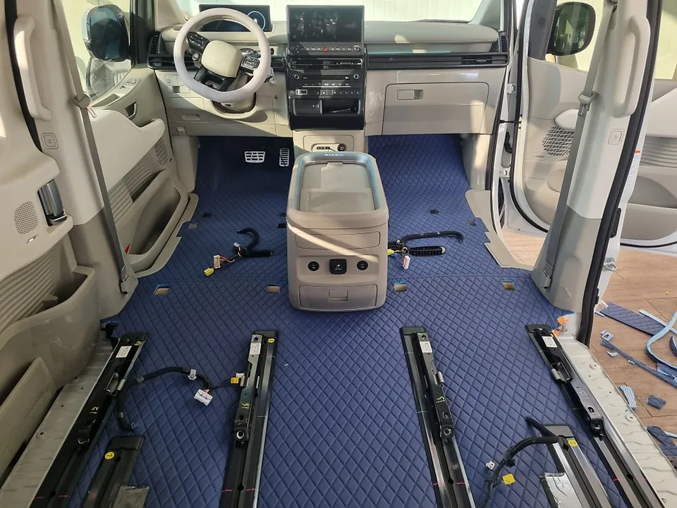 Hyundai Staria Interior Customization Review: Eco-Friendly Floori photo 3
