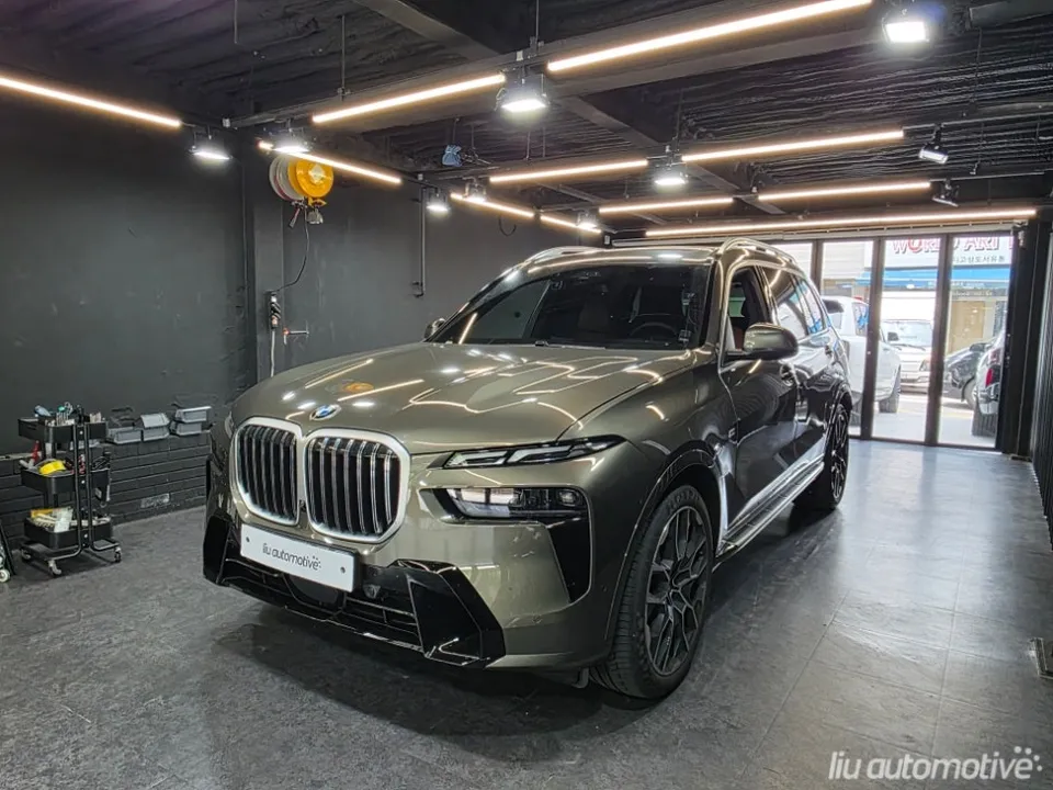 BMW X7 vinyl wrap - BMW X7 Vinyl Wrap Review — Achieve a Sleek Black Pack Look photo 3