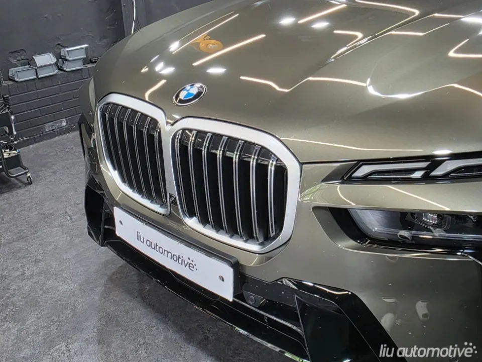 BMW X7 vinyl wrap - BMW X7 Vinyl Wrap Review — Achieve a Sleek Black Pack Look photo 4