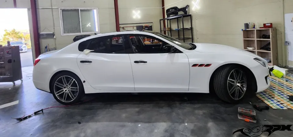 Maserati Quattroporteのカーラッピング事例｜サテンホワイト 施工写真 3-3