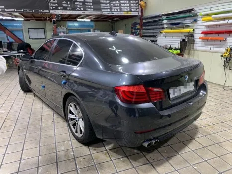 BMW 5 Series F10 vinyl wrap - BMW 5 Series F10 Vinyl Wrap Review: Satin Black Transformation photo 2