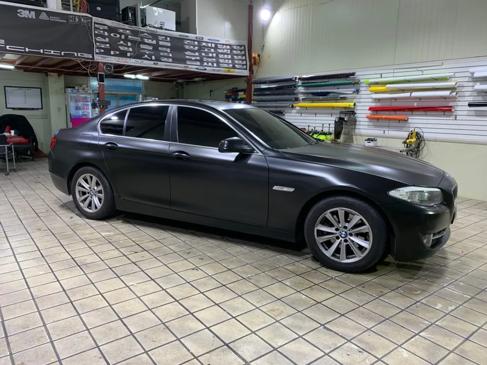 BMW 5 Series F10 vinyl wrap - BMW 5 Series F10 Vinyl Wrap Review: Satin Black Transformation photo 4