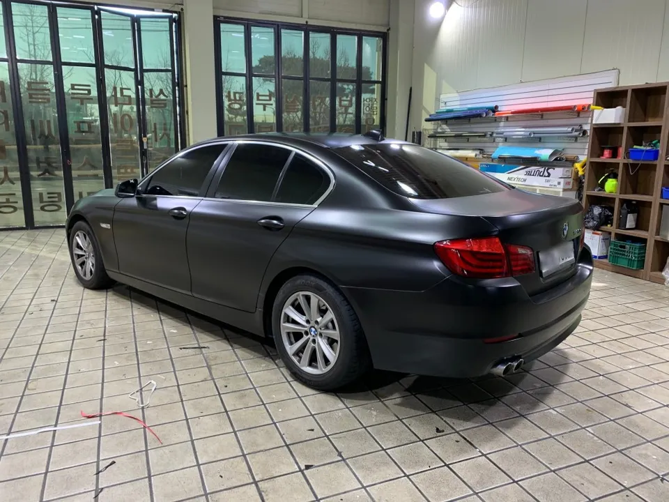 BMW 5 Series F10のカーラッピング事例 施工写真 1-2