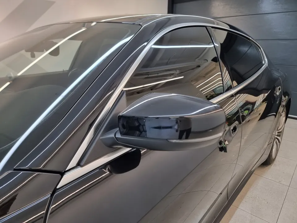 Maserati Quattroporteのカーラッピング事例|費用目安・仕上がり 施工写真 2-1