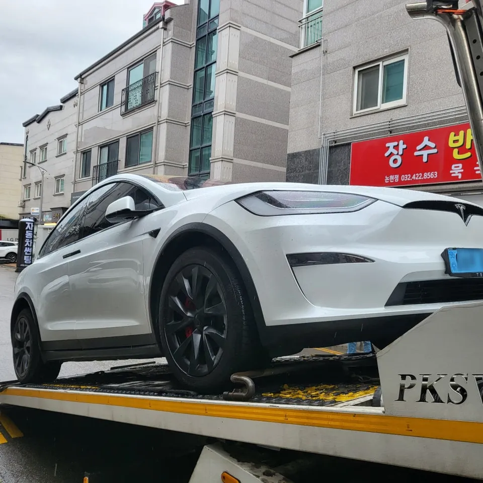 Tesla Model Xのカーラッピング事例|費用目安・仕上がり 施工写真 2-1