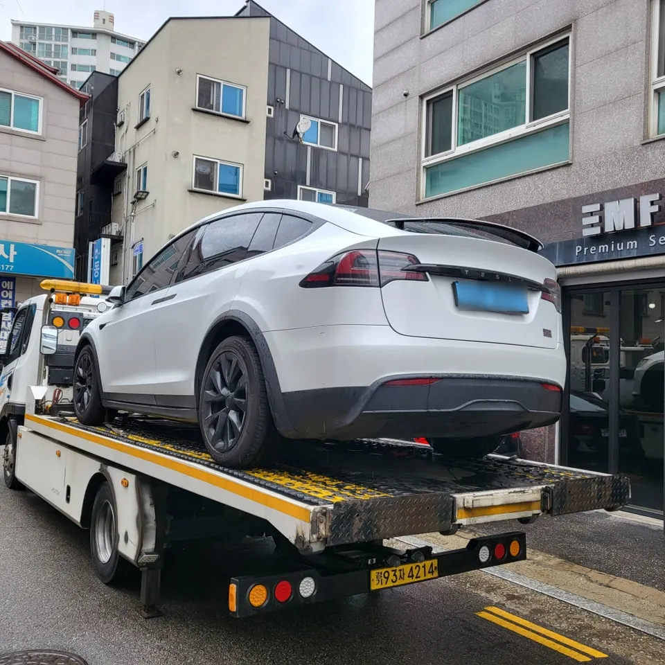 Tesla Model Xのカーラッピング事例|費用目安・仕上がり 施工写真 1-2