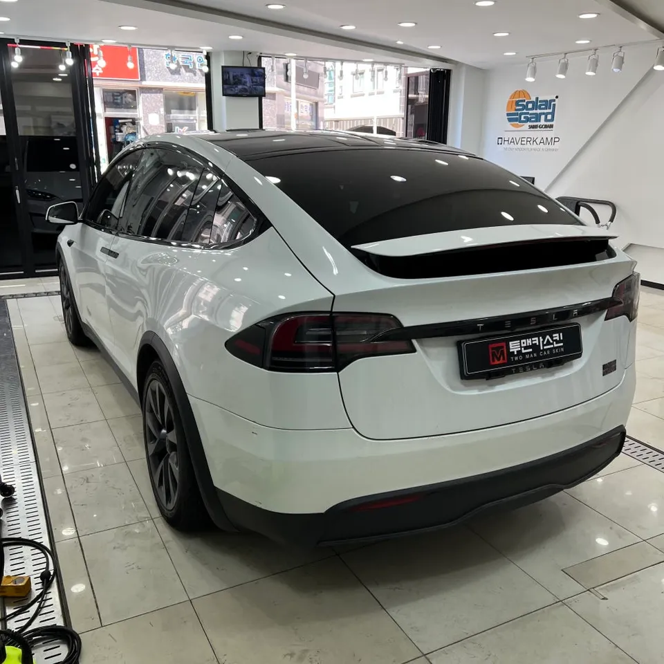 Tesla Model Xのカーラッピング事例|費用目安・仕上がり 施工写真 1-3