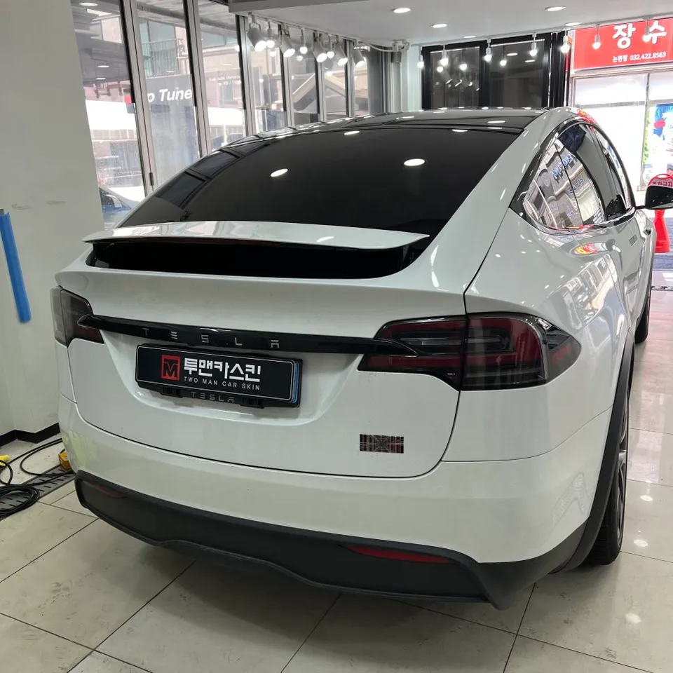 Tesla Model Xのカーラッピング事例|費用目安・仕上がり 施工写真 2-3